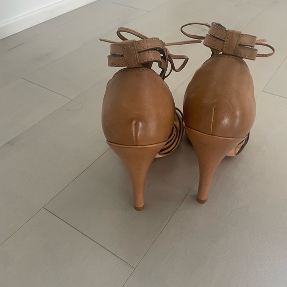 Tan cutout heels - Picture 3 of 3